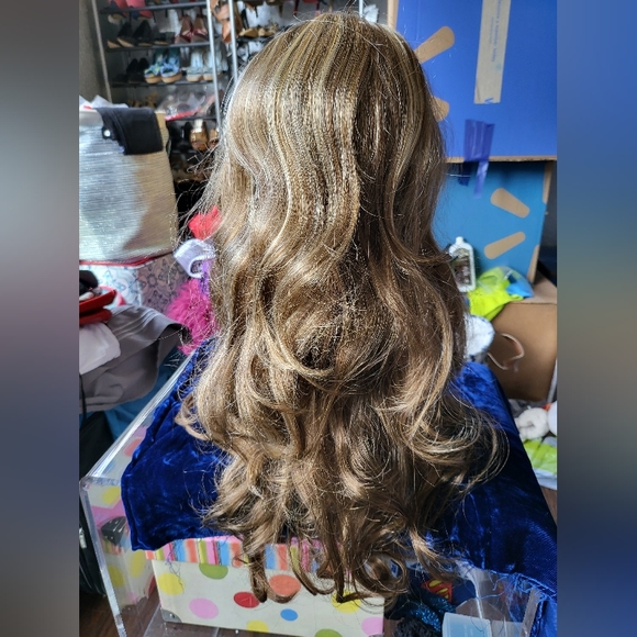 R&B Collection wig - Picture 3 of 8